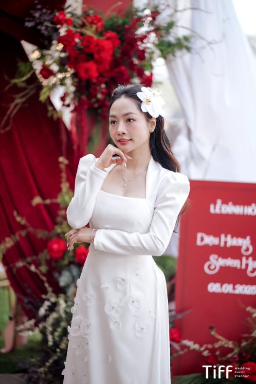 Áo dài cách tân với thiết kế cổ trẻ trung, hiện đại, tôn lên vẻ đẹp tự nhiên của cô dâu