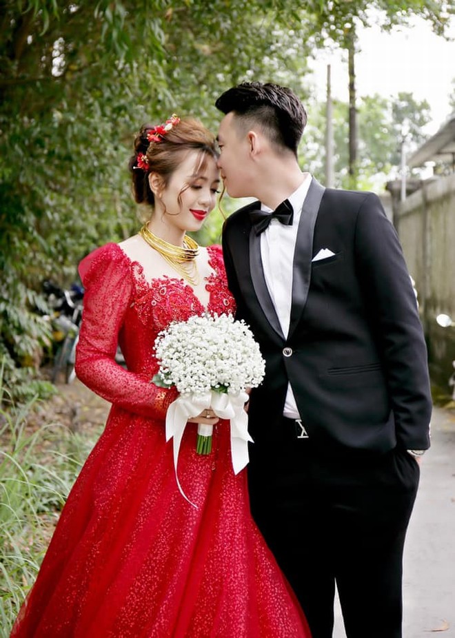 Cặp đôi bàn ngày cưới
