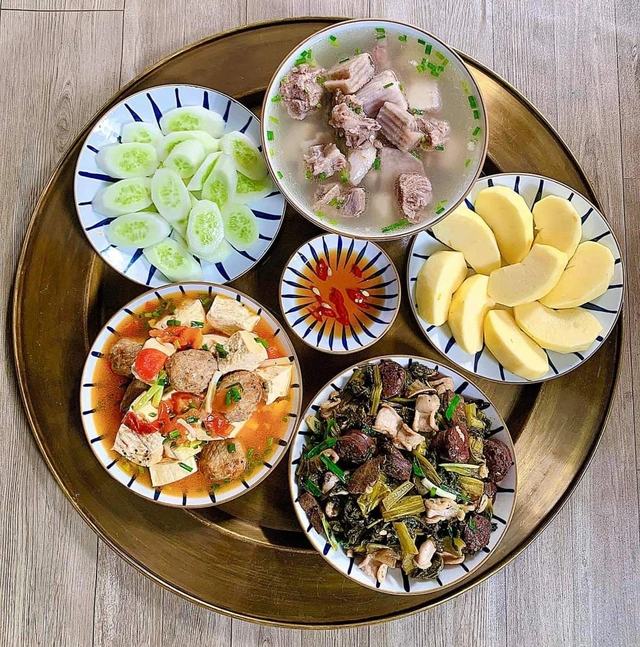 Cá kho riềng đậm đà, thấm gia vị — món cơm truyền thống của người miền Bắc