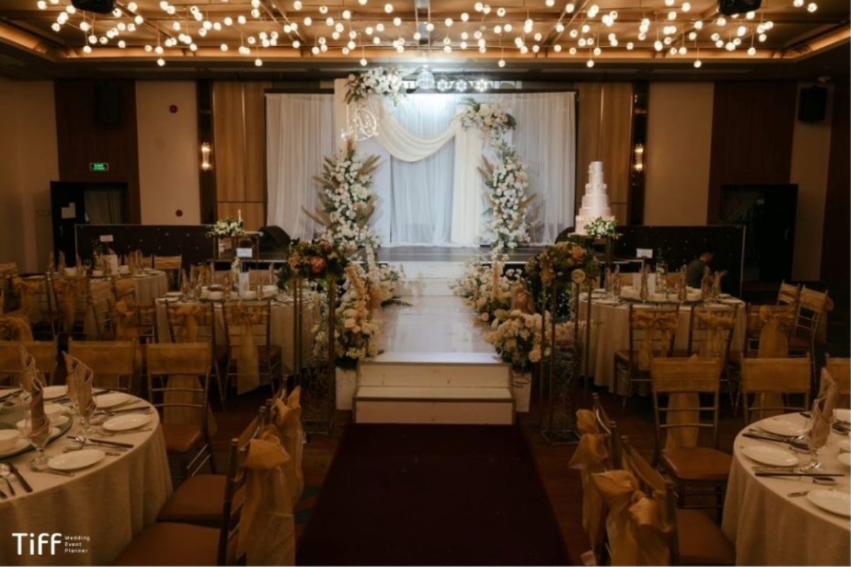 Bàn tiệc được setup sang trọng tại Elegant Suites.