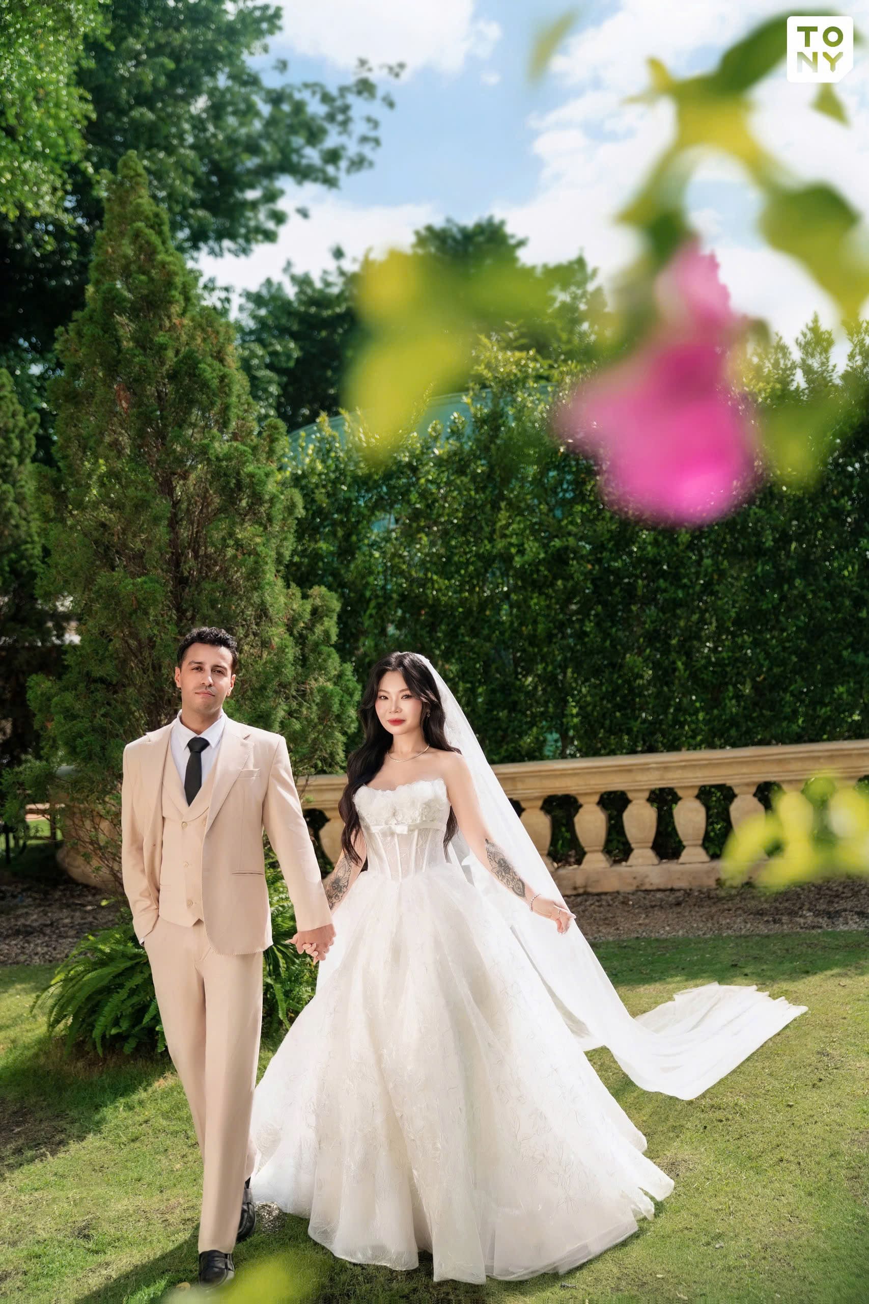 Cô dâu chú rể thể hiện cá tính qua phong cách chụp ảnh - nguồn từ tonywedding