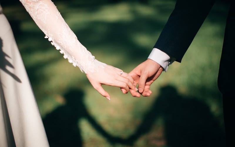 MC đám cưới đang tương tác với quan khách tại bàn tiệc