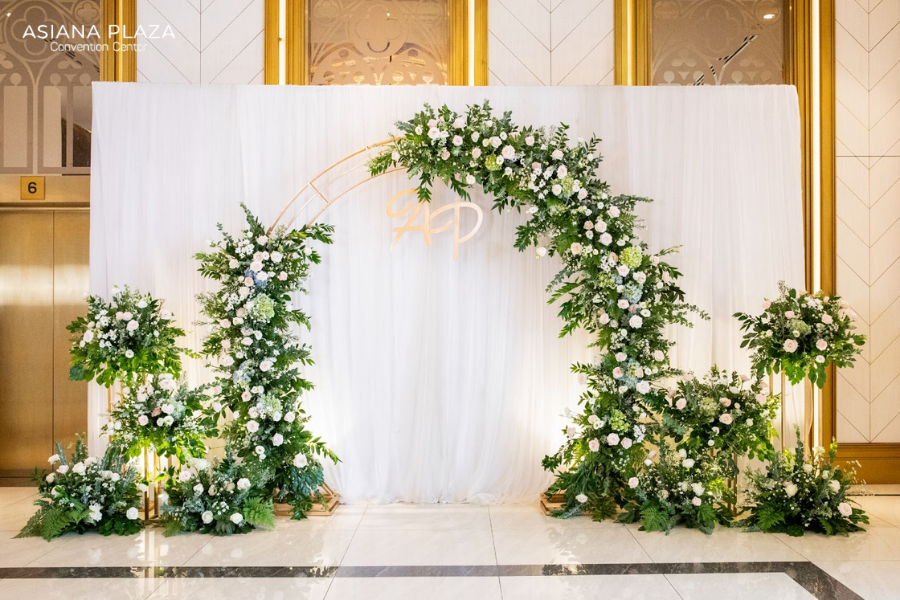 Backdrop cổng hoa lãng mạn tạo điểm nhấn cho ngày cưới