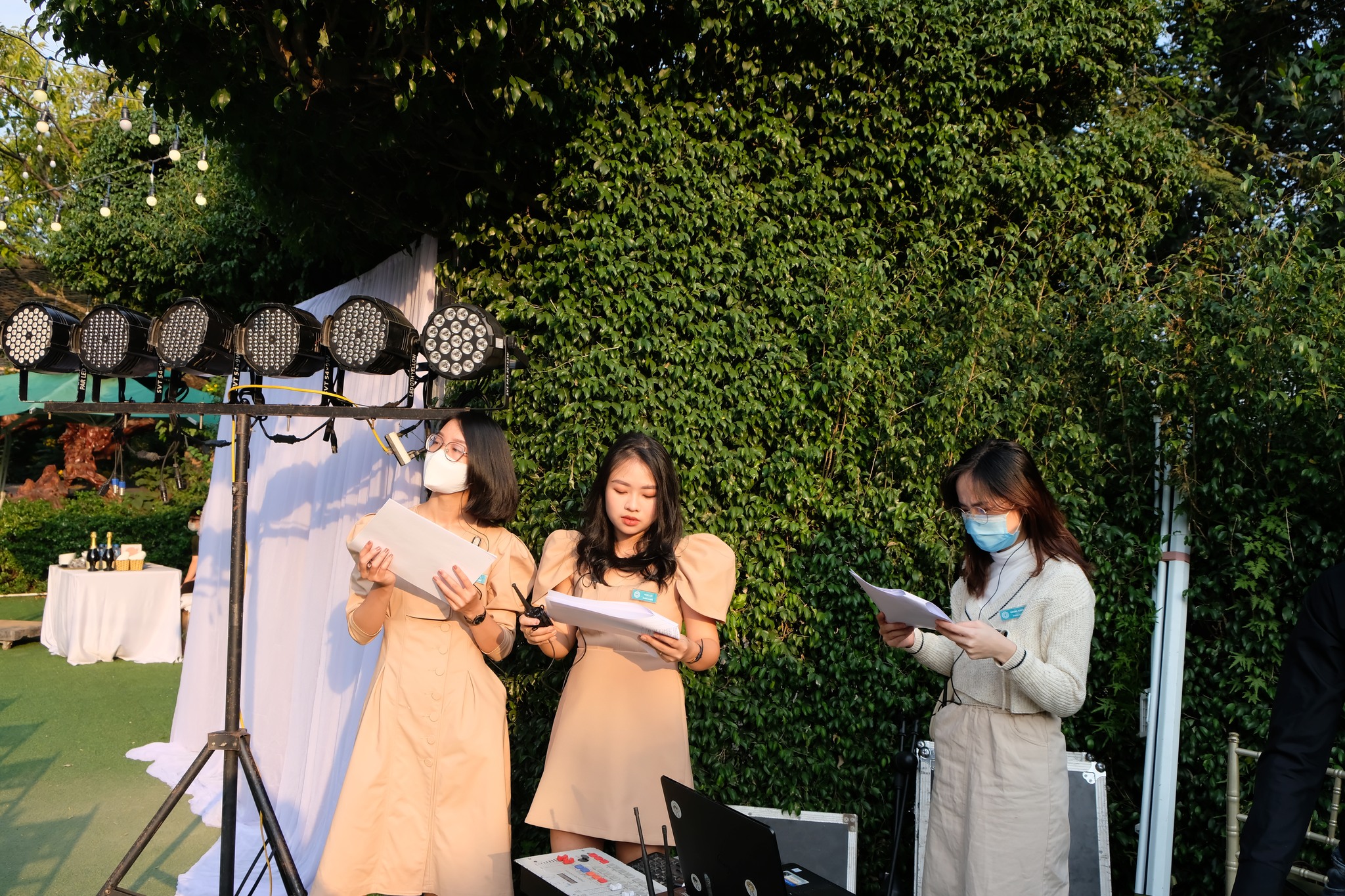 Sân khấu được chuẩn bị kỹ lưỡng cho từng giai đoạn