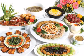 Dịch vụ nấu ăn lưu động thiết lập không gian chế biến chuyên nghiệp ngay tại địa điểm tổ chức tiệc cưới