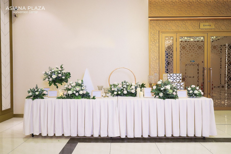 Bàn gallery sang trọng với hoa tươi và decor tinh tế