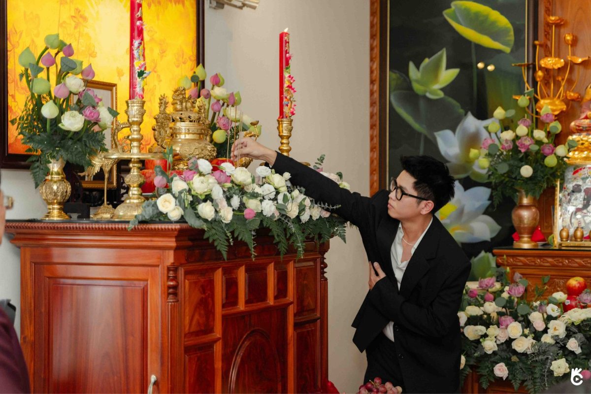 Hoa hồng trang trí bàn thờ gia tiên thể hiện tình yêu và sự kính trọng thiêng liêng.