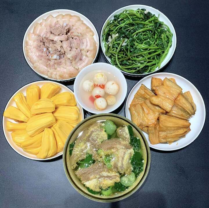Mâm cơm gia đình đa dạng món, phối màu hài hòa