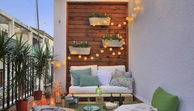 Decor ban công chung cư nhỏ bằng đèn dây led