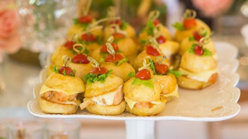 Món chính nên có một điểm nhấn đủ rõ để tạo cảm giác tiệc cưới trang trọng