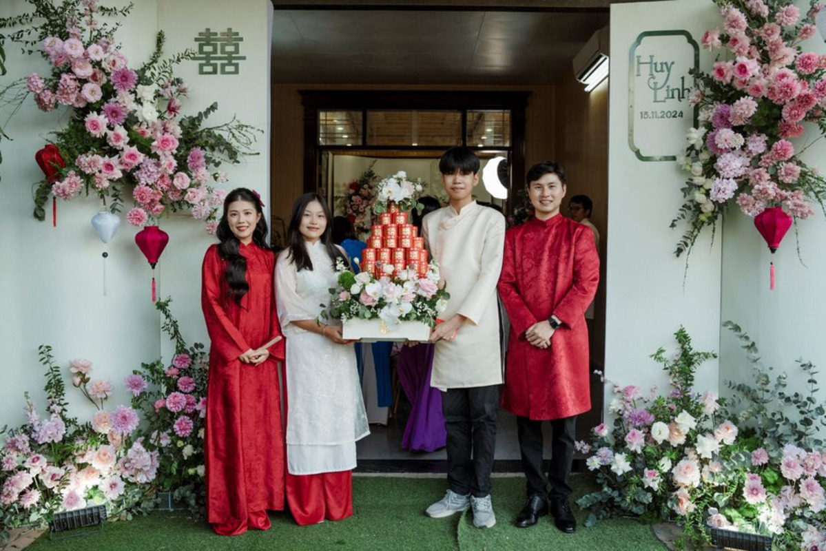 Nhà trai mang lễ vật đến nhà gái