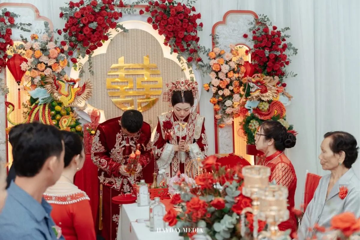 Màu đỏ truyền thống trong đám cưới người Hoa, biểu tượng may mắn, hạnh phúc và sự thịnh vượng