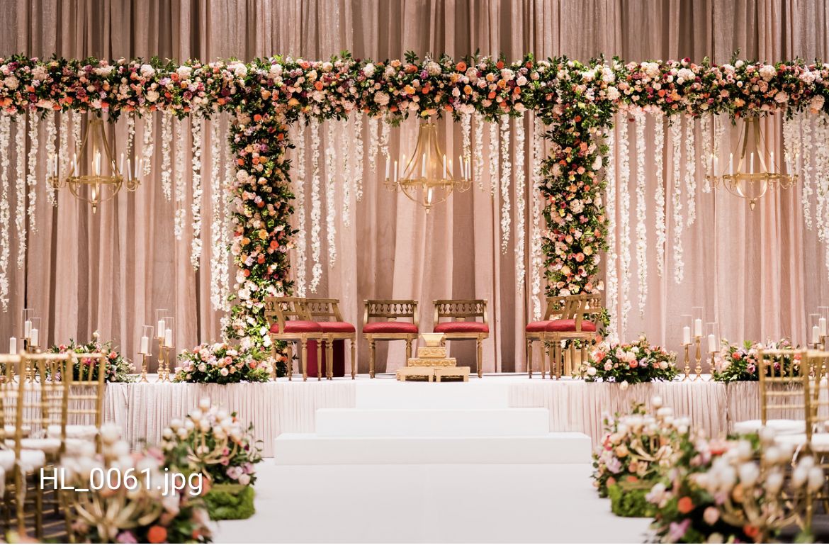 sân khấu lễ cưới với hoa tươi và đèn trang trí