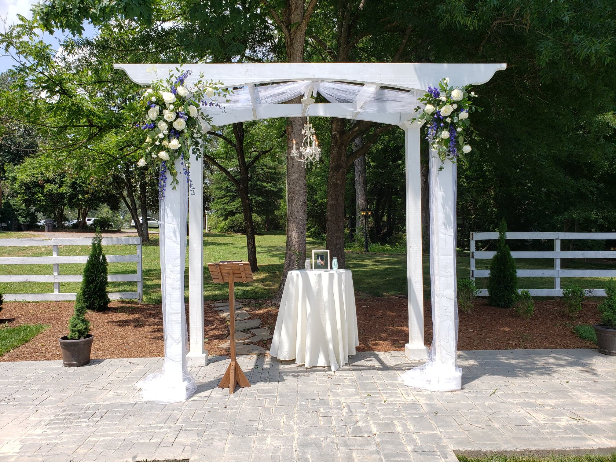 Khu vườn xanh mát thích hợp cho tiệc cưới ngoài trời