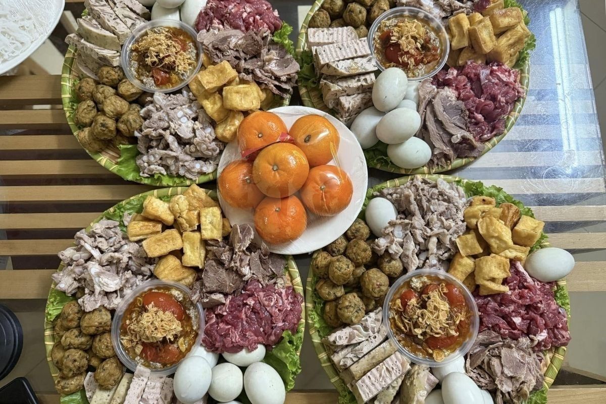 Lẩu riêu cua nóng hổi với vị cay nồng đặc trưng
