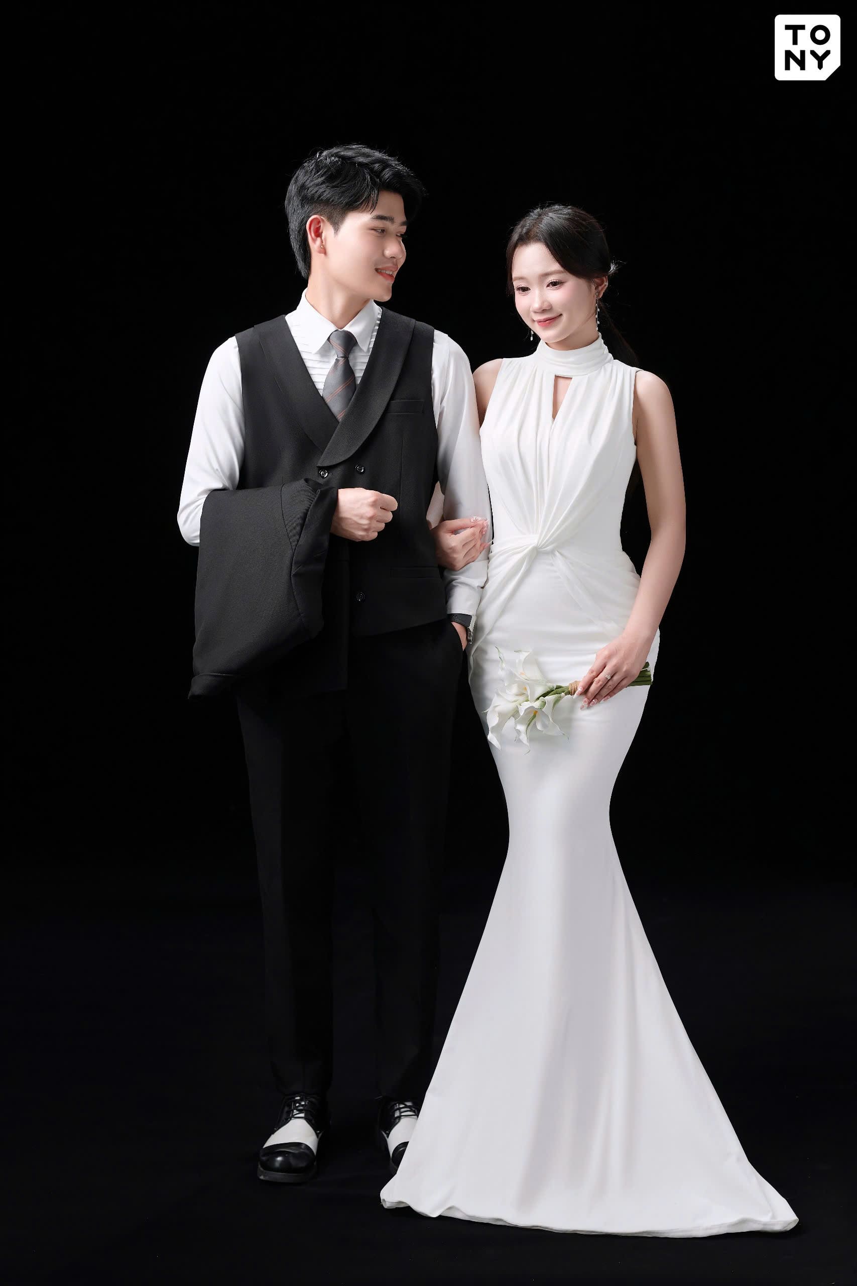 Cặp đôi ôm ấp trên bãi biển hoặc ngoài trời tự nhiên - nguồn từ tonywedding