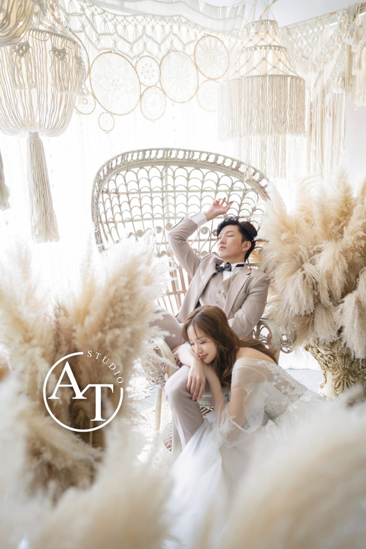 Không gian studio chuyên nghiệp với nhiều bối cảnh và hệ thống ánh sáng