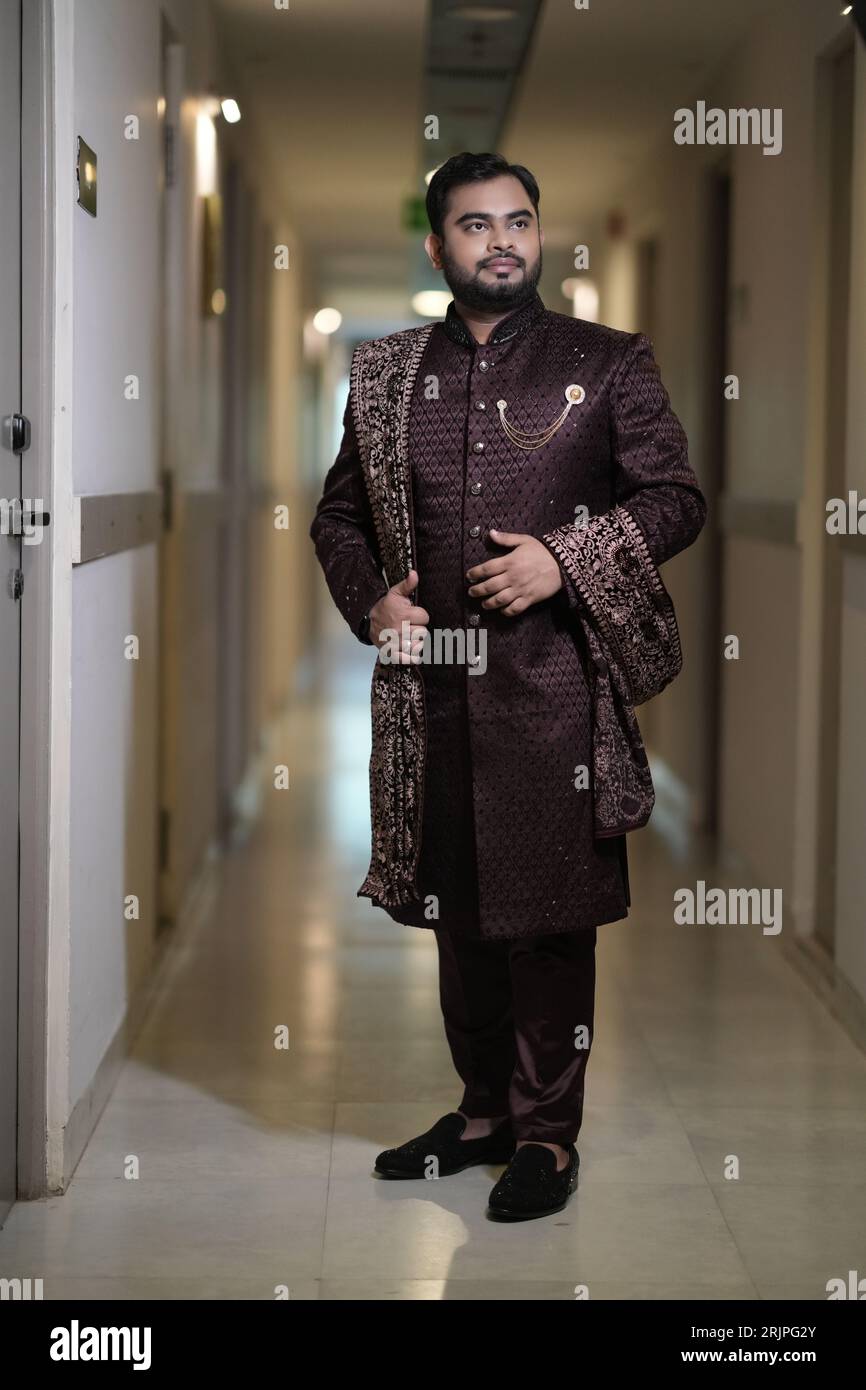 Ảnh chú rể mặc vest velvet hoặc satin bóng, cravat sang trọng, giầy skin bóng