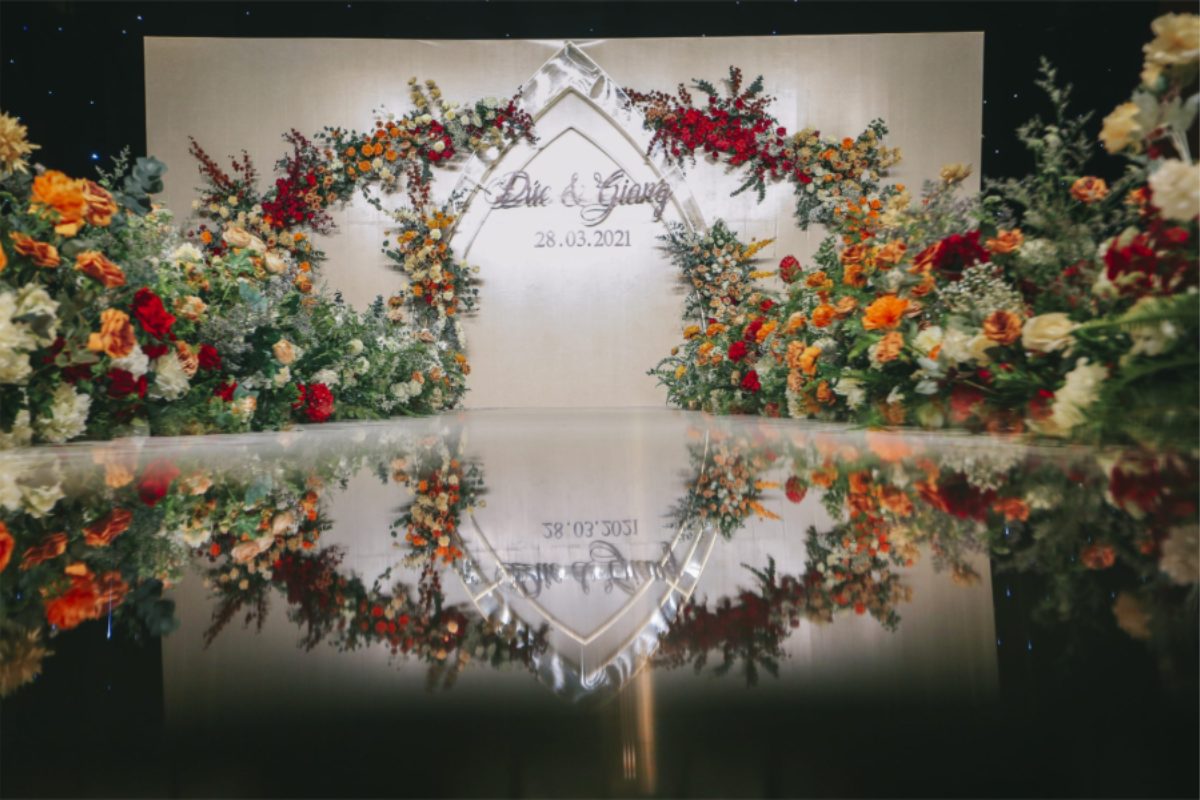 Grand Ballroom với trần cao và ánh sáng vàng ấm, phù hợp cho tiệc cưới sang trọng quy mô lớn