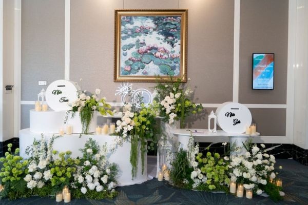 Trang trí bàn tiệc cưới với hoa và nến lung linh, tạo nên khung cảnh huyền ảo và ấm áp