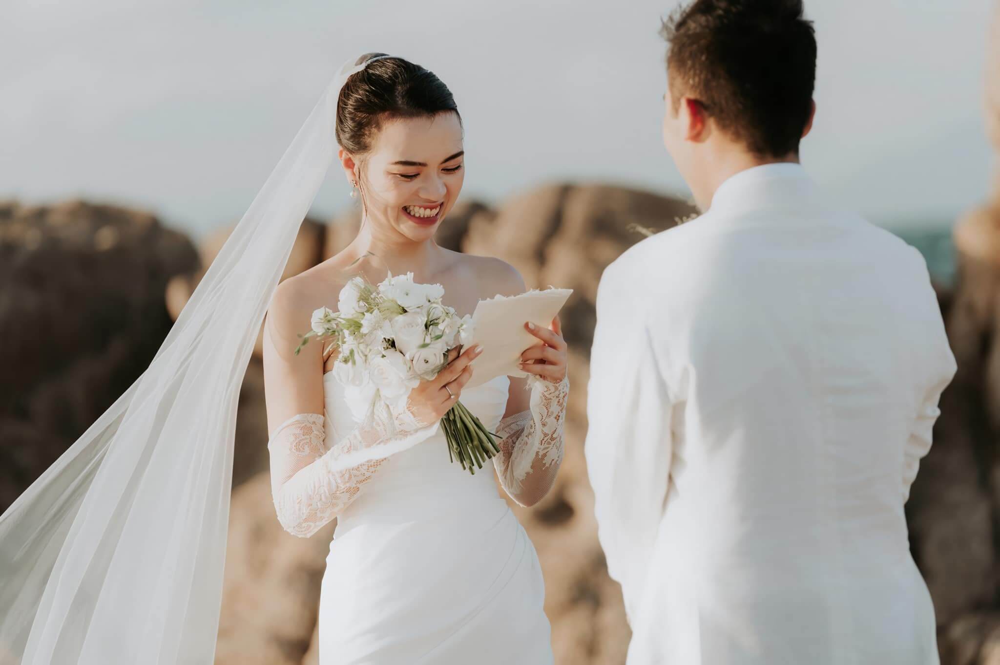 Váy cưới đuôi cá và tay áo ren