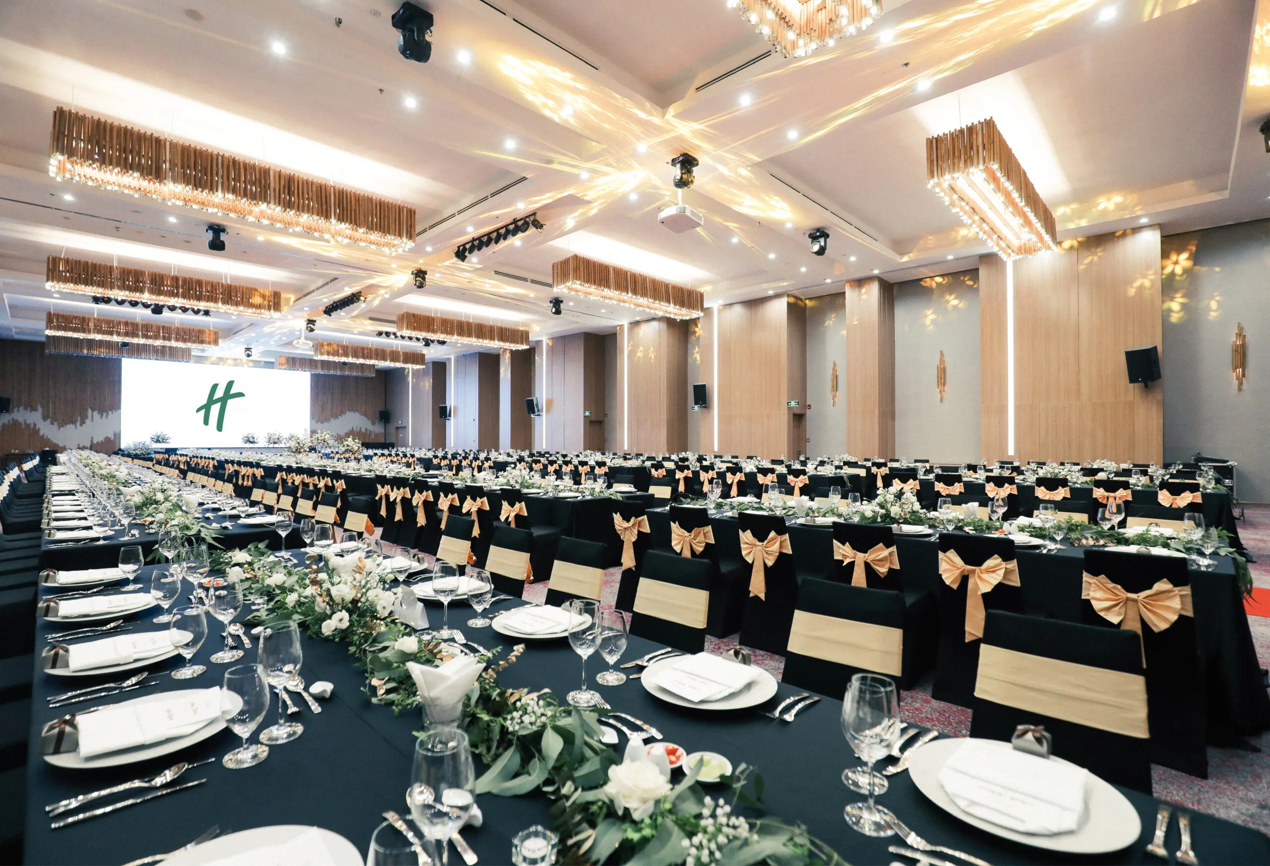 Không gian tiệc cưới tại Holiday Inn Saigon Airport