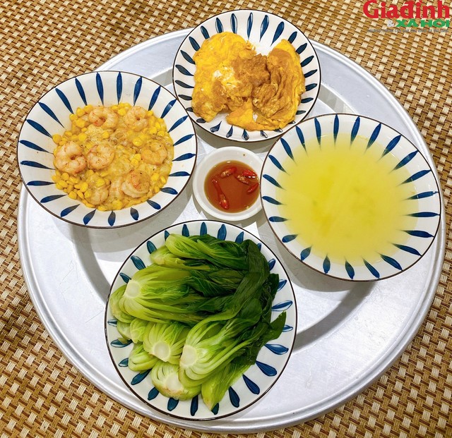 Bữa cơm bao gồm: rau cải chíp luộc, trứng rán, tôm xào ngô và nước rau cải