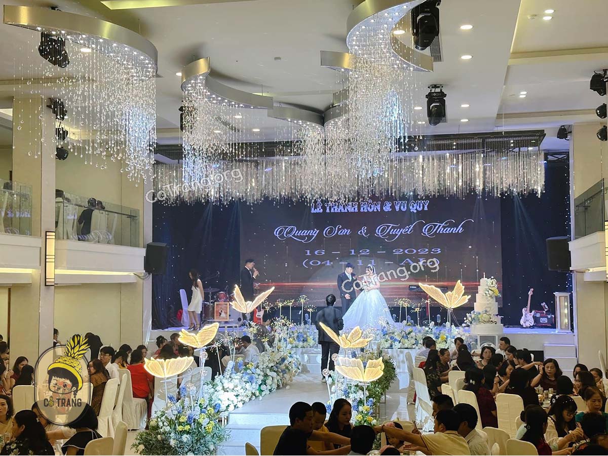 Bố trí sân khấu tông màu thanh lịch tại White Swan Wedding