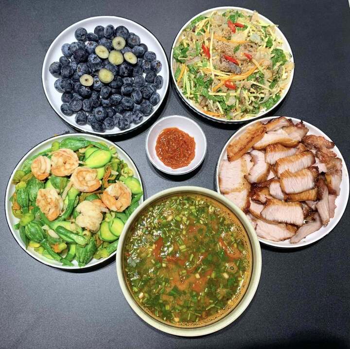 Mâm cơm tuần 1 với các món kho và canh xen kẽ