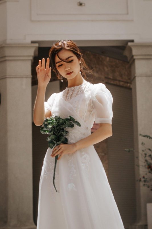 Váy cưới công chúa Lavender với chân váy xòe rộng bồng bềnh, chi tiết ren hoa văn và phần trên ôm vừa vặn
