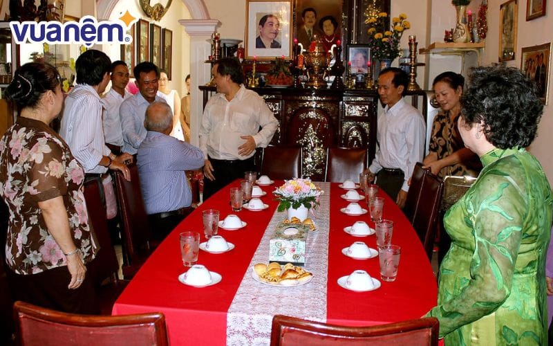 Gia đình hai bên trò chuyện và trao đổi về ngày cưới