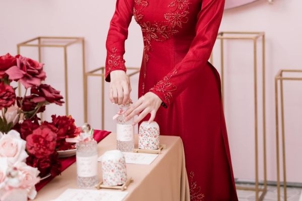Sự đồng điệu giữa kiểu cắm hoa bàn tiệc cưới và trang phục cô dâu là bí quyết cho những bức ảnh cưới đỉnh cao