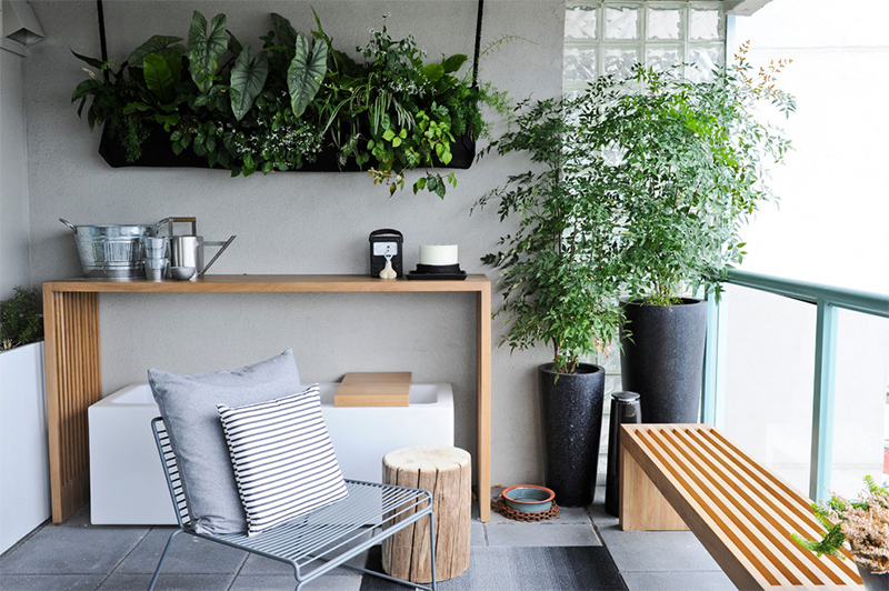 Vỉ gỗ nhựa ngoài trời kết hợp sỏi trang trí rãnh thoát nước