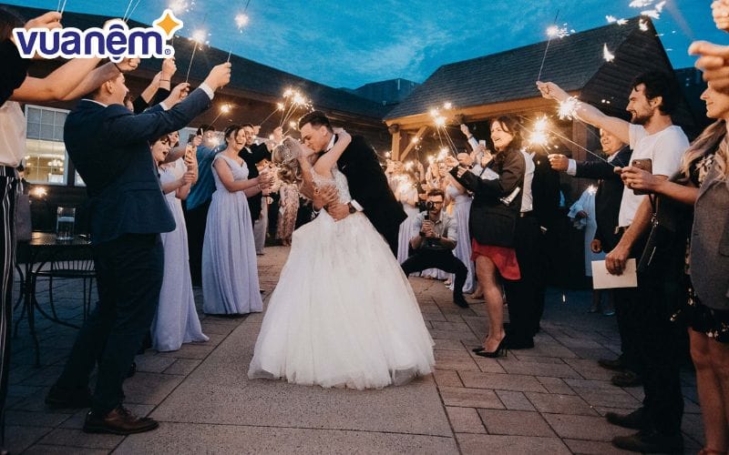 Đại diện hai bên gia đình cùng kiểm tra các mâm tráp cưới
