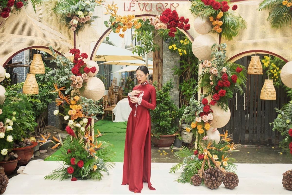 Photobooth được trang trí với hoa thiên điểu kết hợp cùng nón lá, đèn lồng tre.