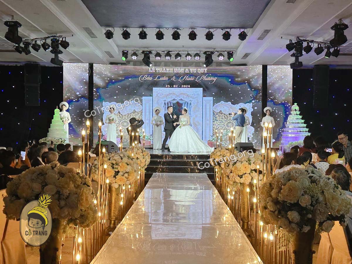 Bày trí bàn tiệc sang trọng và hệ thống ánh sáng tại For You Place
