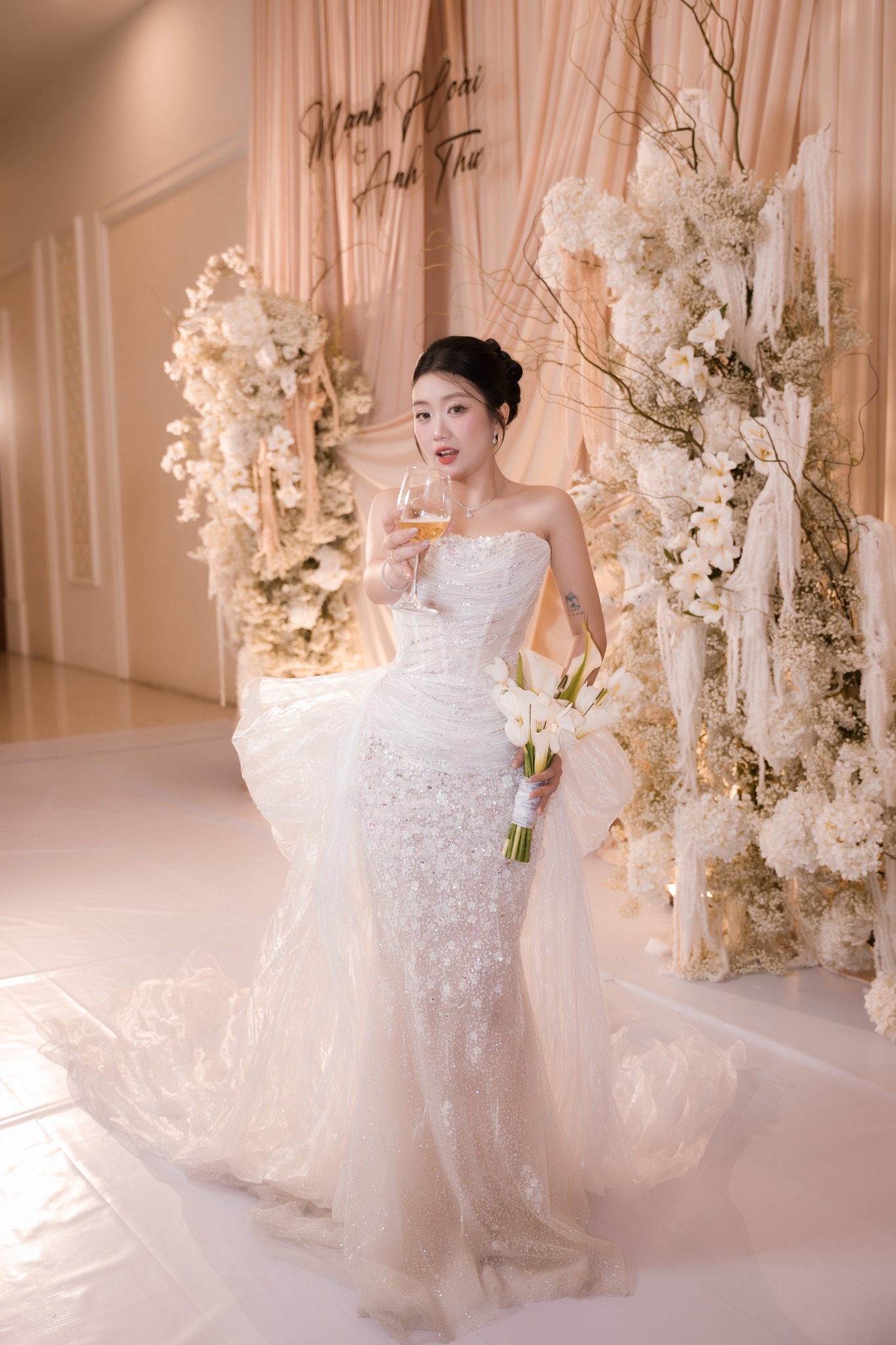Chi tiết ren và nơ tinh tế tạo điểm nhấn cho váy cưới thiết kế riêng
