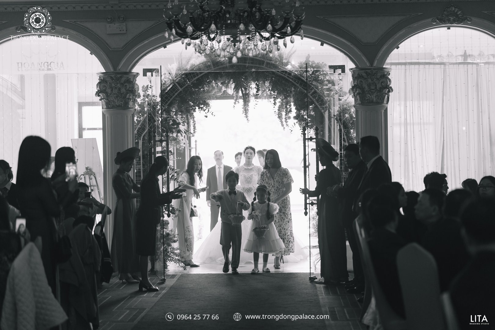 Cô dâu bước vào lễ đường qua vòm hoa tại trung tâm tiệc cưới đẹp Trống Đồng Palace
