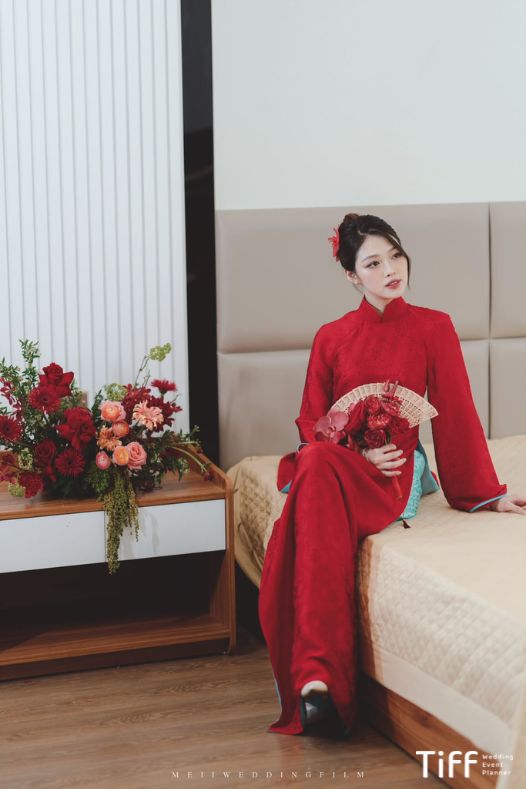 Áo dài truyền thống với vẻ đẹp thanh thoát, thân áo ôm vừa vặn và tà dài thướt tha chạm gót