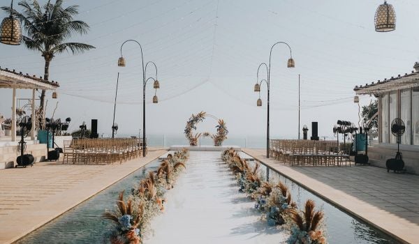 Cặp đôi ngồi bên nhau bình tĩnh trước ngày cưới