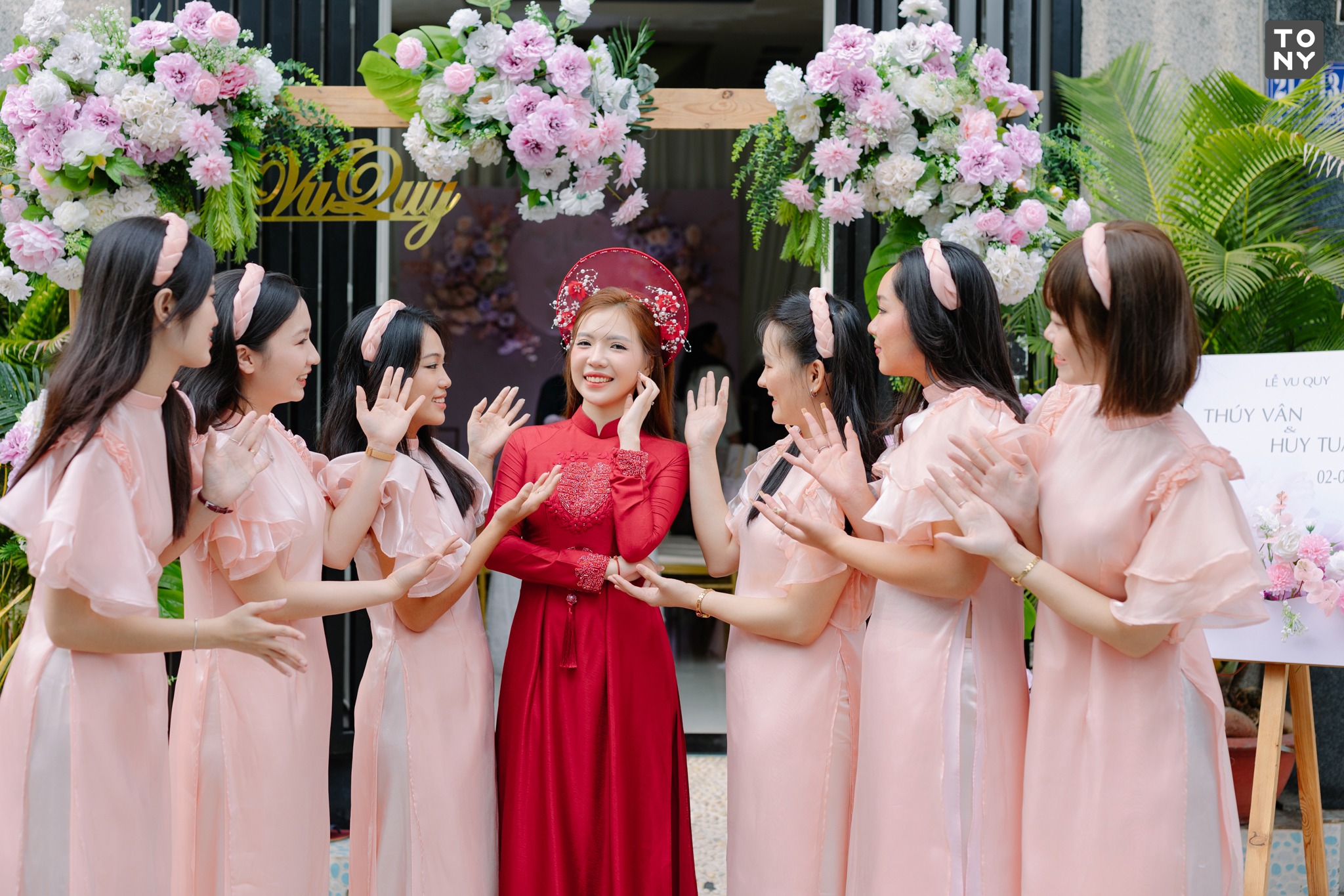 Trang phục phù dâu với màu sắc nhẹ nhàng, hài hòa và tránh lấn át cô dâu