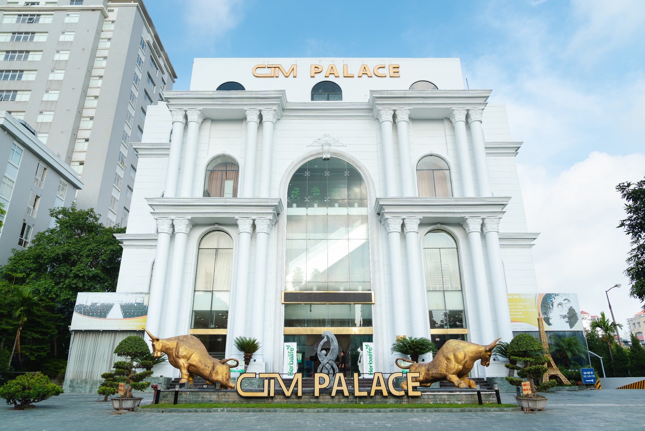 Địa điểm tổ chức tiệc cưới sang trọng với thiết kế kiến trúc hiện đại và không gian rộng