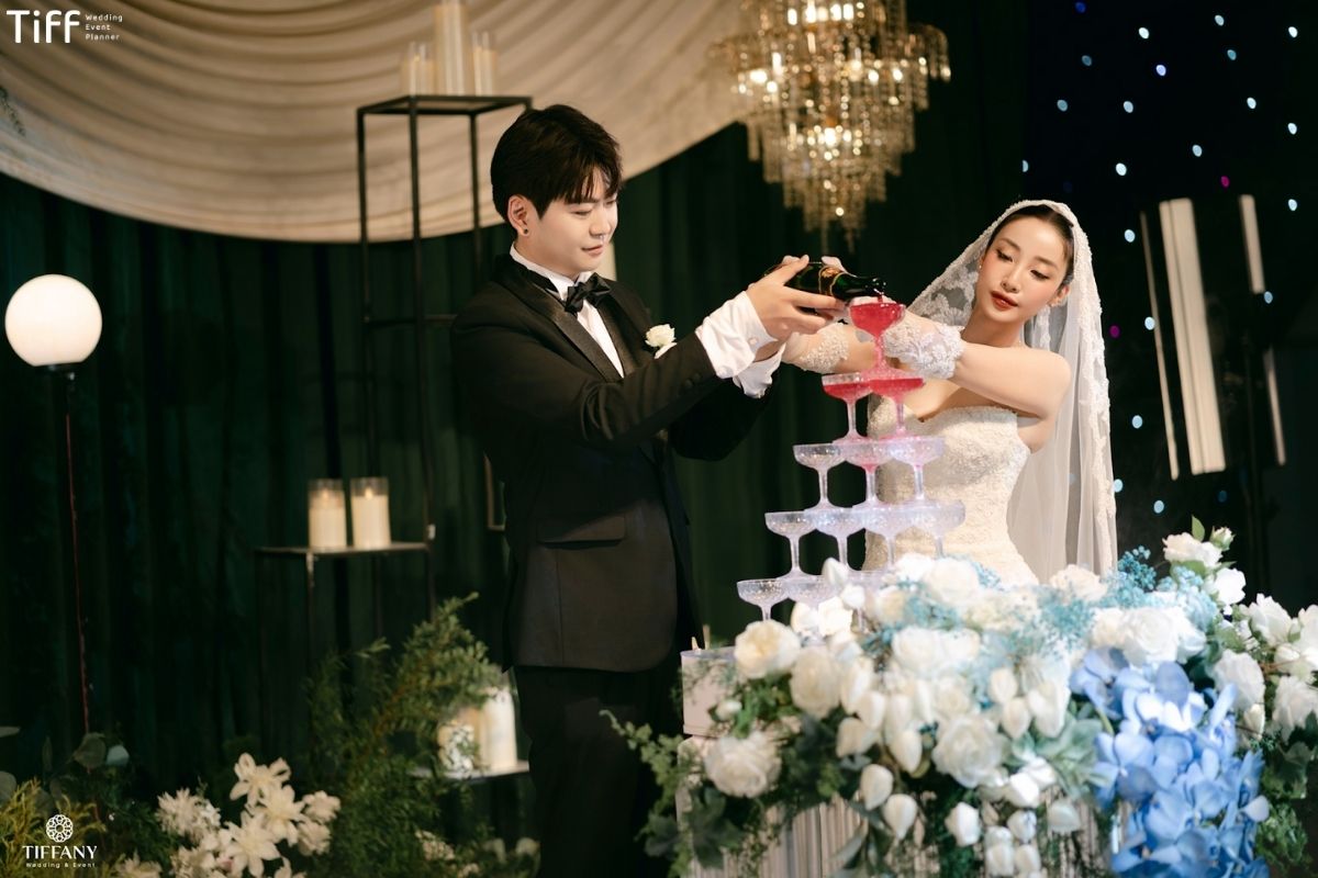 Rượu vang trong tiệc cưới góp phần tăng không khí sang trọng