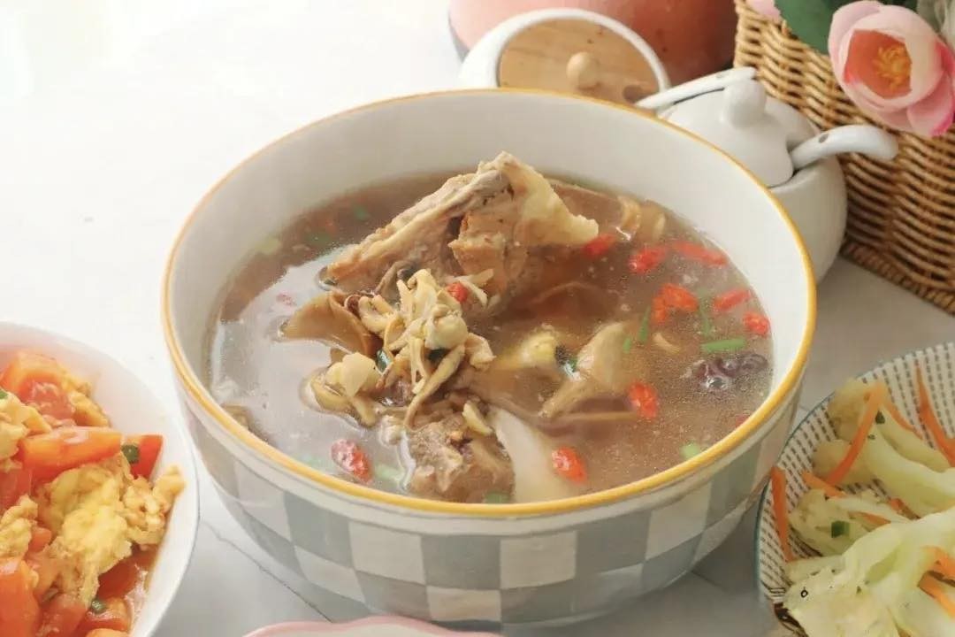 Canh sườn heo, mực và nấm thập cẩm