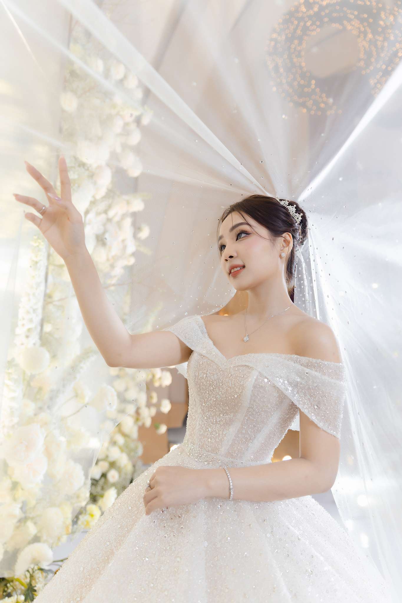 Bộ trang sức kim cương và pha lê thiết kế hiện đại cho cô dâu