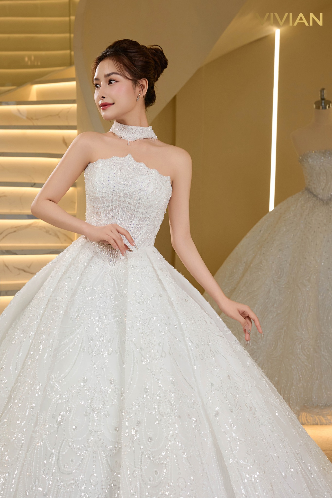 Váy cưới đính kim cương lấp lánh