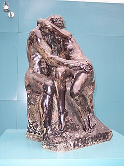 Tượng nụ hôn của Auguste Rodin gợi cảm xúc gắn bó và ôm ấp