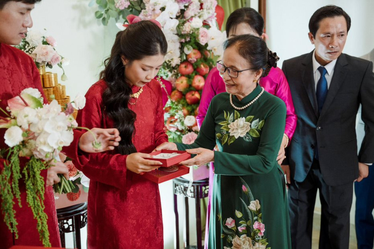 Mẹ chú rể trao nữ trang cho cô dâu