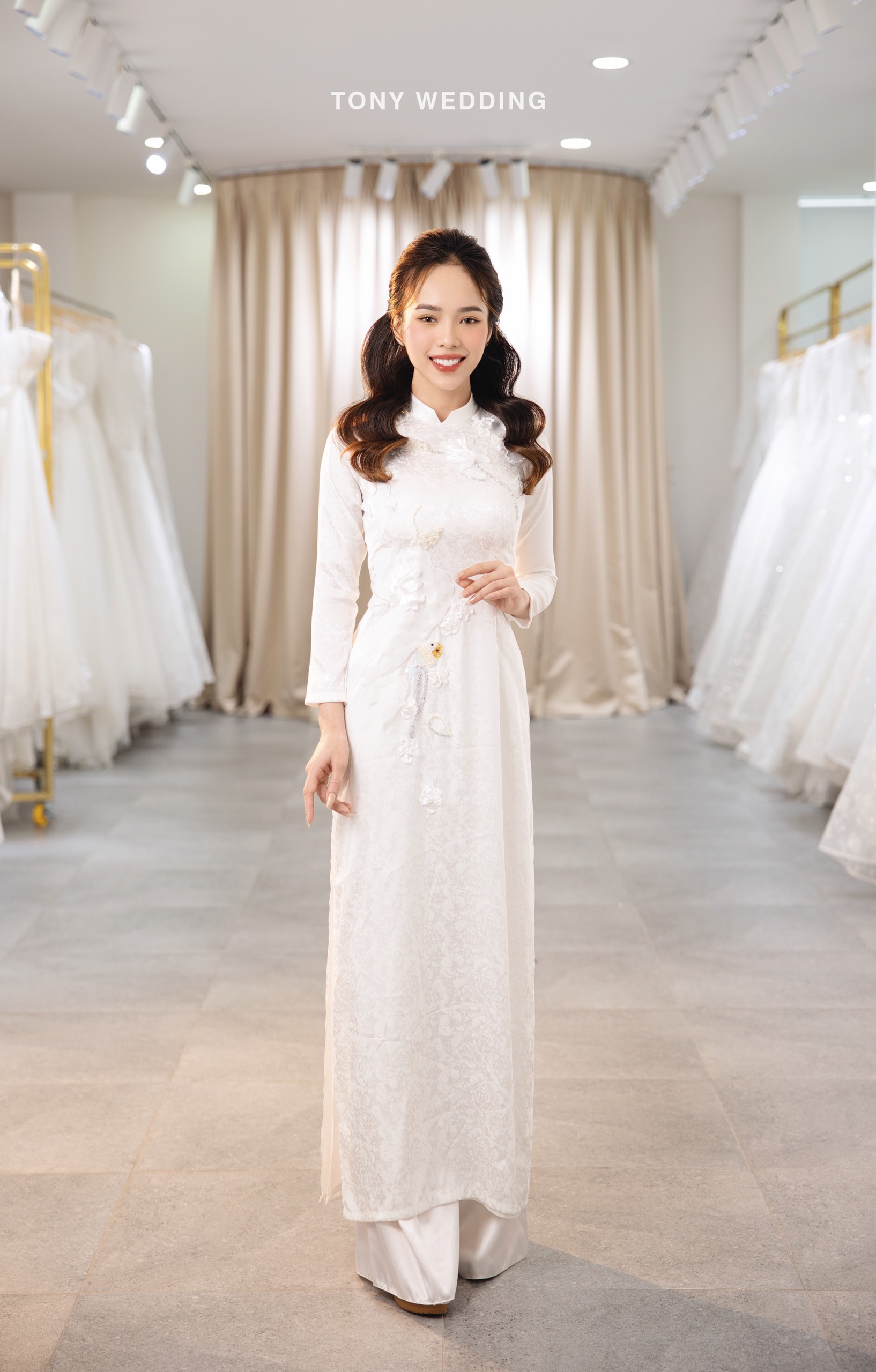 Áo dài cô dâu phối cùng gia tiên màu đỏ