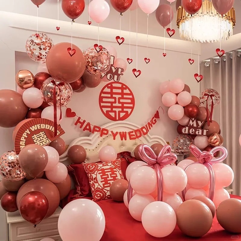 Trang trí phòng cưới đơn giản với hoa tươi và nến